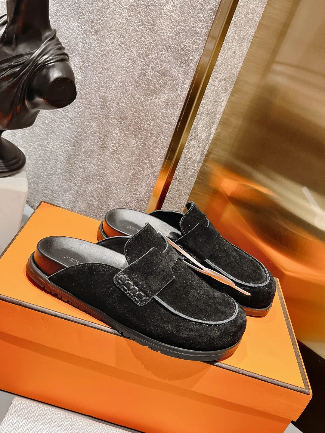 [H Family Hermès] P: 520💰 Size: Male 39-44 (45 customized) Female 35-40 (41 customized) HERMES Hermès' latest couple's cute Birkenstock slippers. Summer really needs versatile slippers. They look good no matter how you match them. They have a casual and high-end feel. The comfort is also great. They are paired with a variety of colorful socks. They are trendy. Hermès 2023 new half slippers are high quality. ●Upper: imported cow suede ●Inner lining: imported sheepskin ●Foot pads: imported mixed sheepskin ●Outsole: Tpu non-slip and wear-resistant outsole